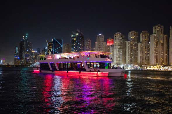 Crucero con cena y barra libre por Dubái Marina