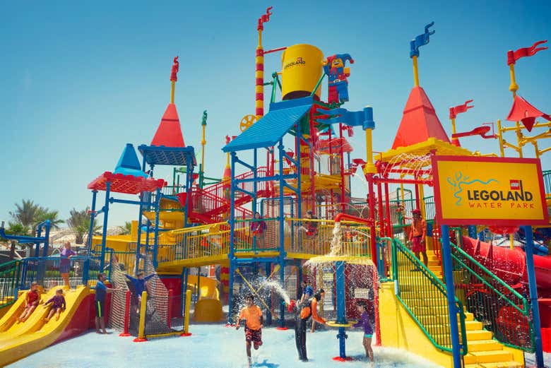 Niños refrescándose en Legoland Water Park