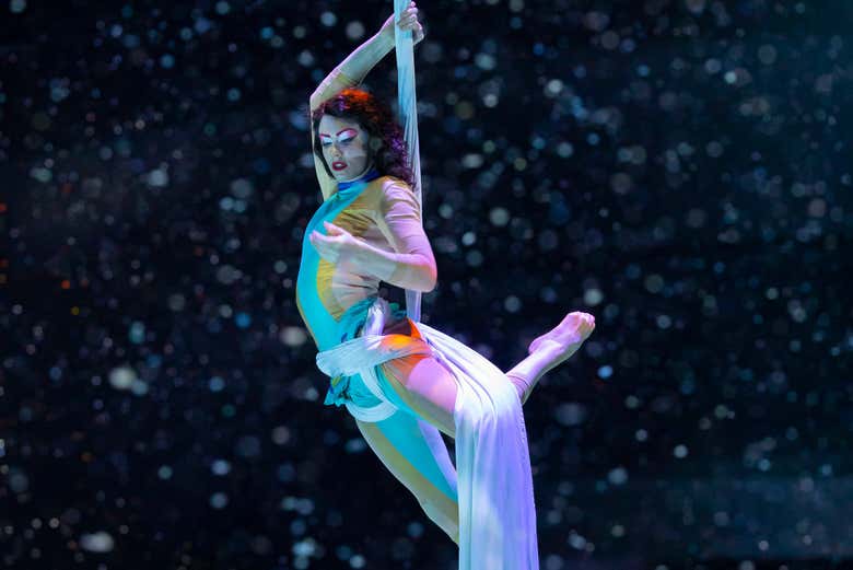 Una bailarina de La Perle by Dragone