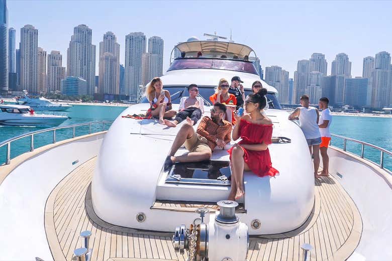 Un grupo de amigos en la cubierta del barco