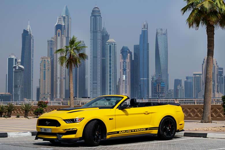 Un llamativo Ford Mustang frente a los rascacielos de Dubái