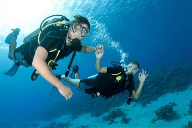 Una pareja realizando buceo 