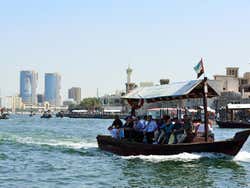 Abra cruzando Dubai Creek