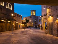 Al Fahidi de noche