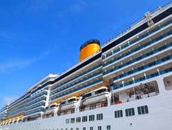 Crucero atracado en Dubái