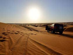 Atardecer en el desierto desde un Hummer H2