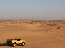 Recorriendo el desierto en un Land Rover histórico